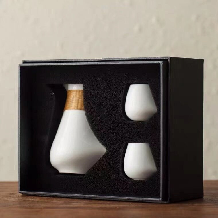 Ensemble de saké confortable tressé à la main de 3 | 1 bouteille de saké 2 tasses 1 coffret cadeau | Ensemble saki en céramique de style japonais | cadeau de mariage/anniversaire