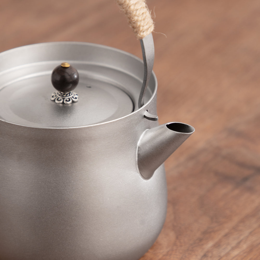 Right moment - Pure Titanium teapot with top handle