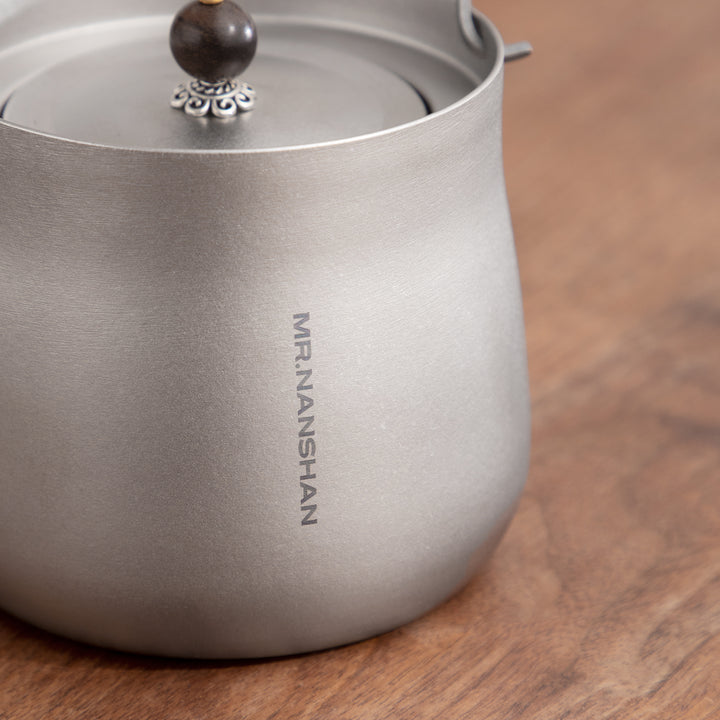 Right moment - Pure Titanium teapot with top handle