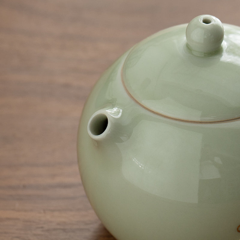 Mistery Beauty - Vintage teapot with holder set