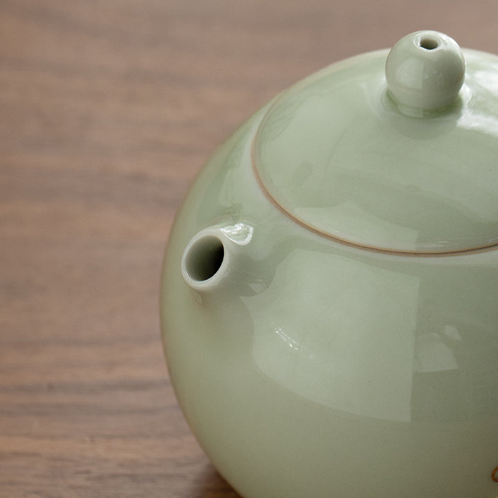 Mistery Beauty - Vintage teapot with holder set