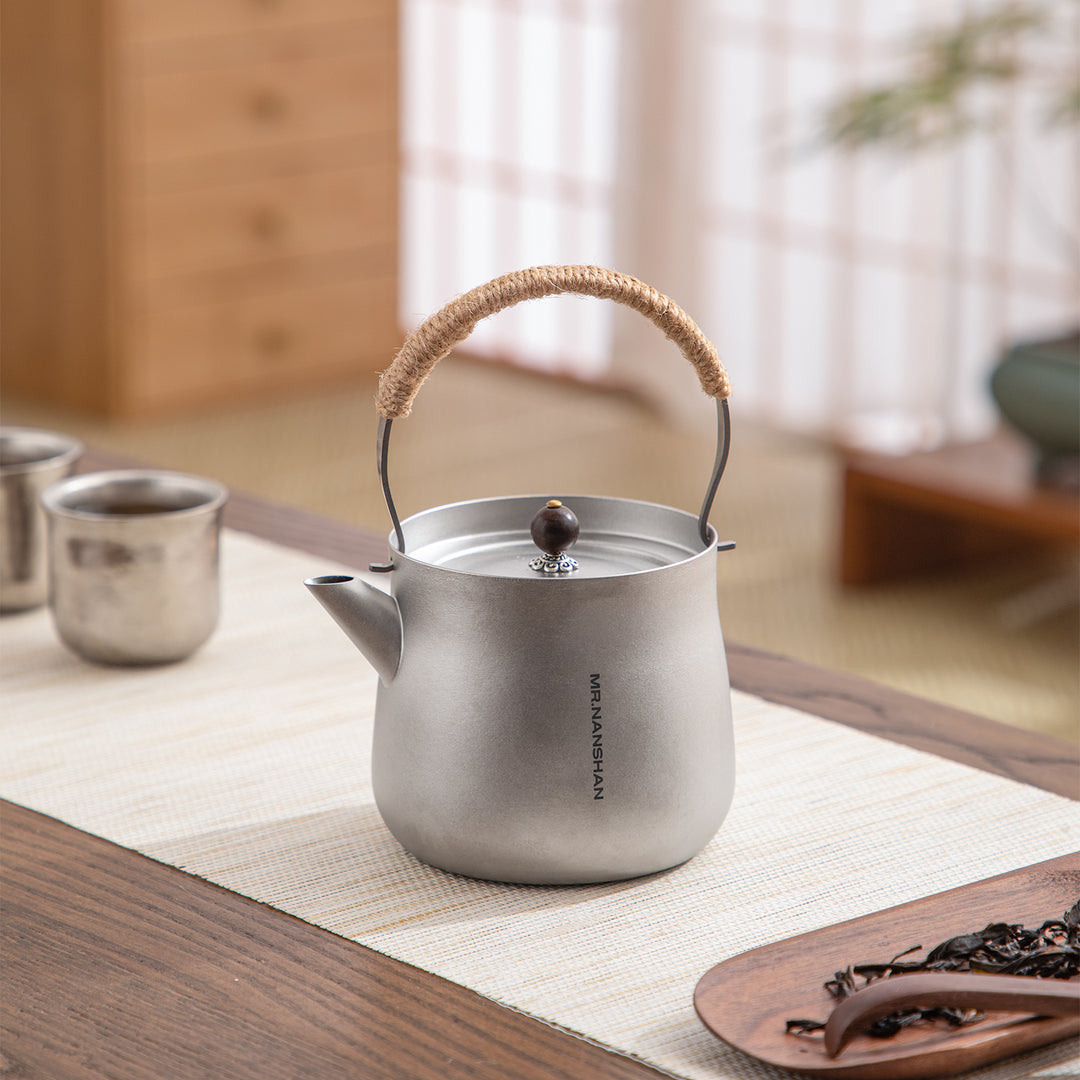 Right moment - Pure Titanium teapot with top handle