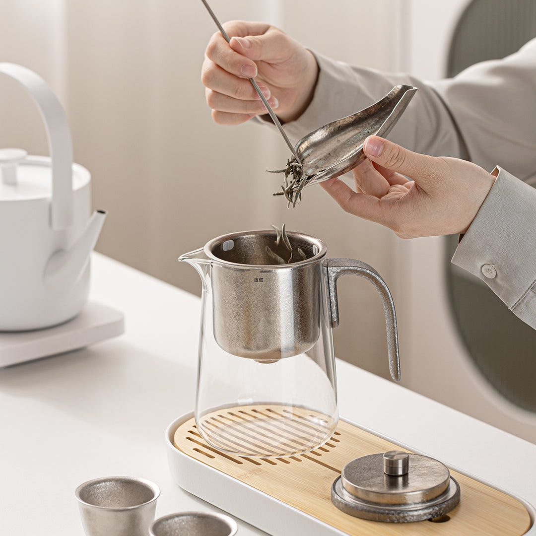 Flowing | Titanium and glass one-touch-teapot