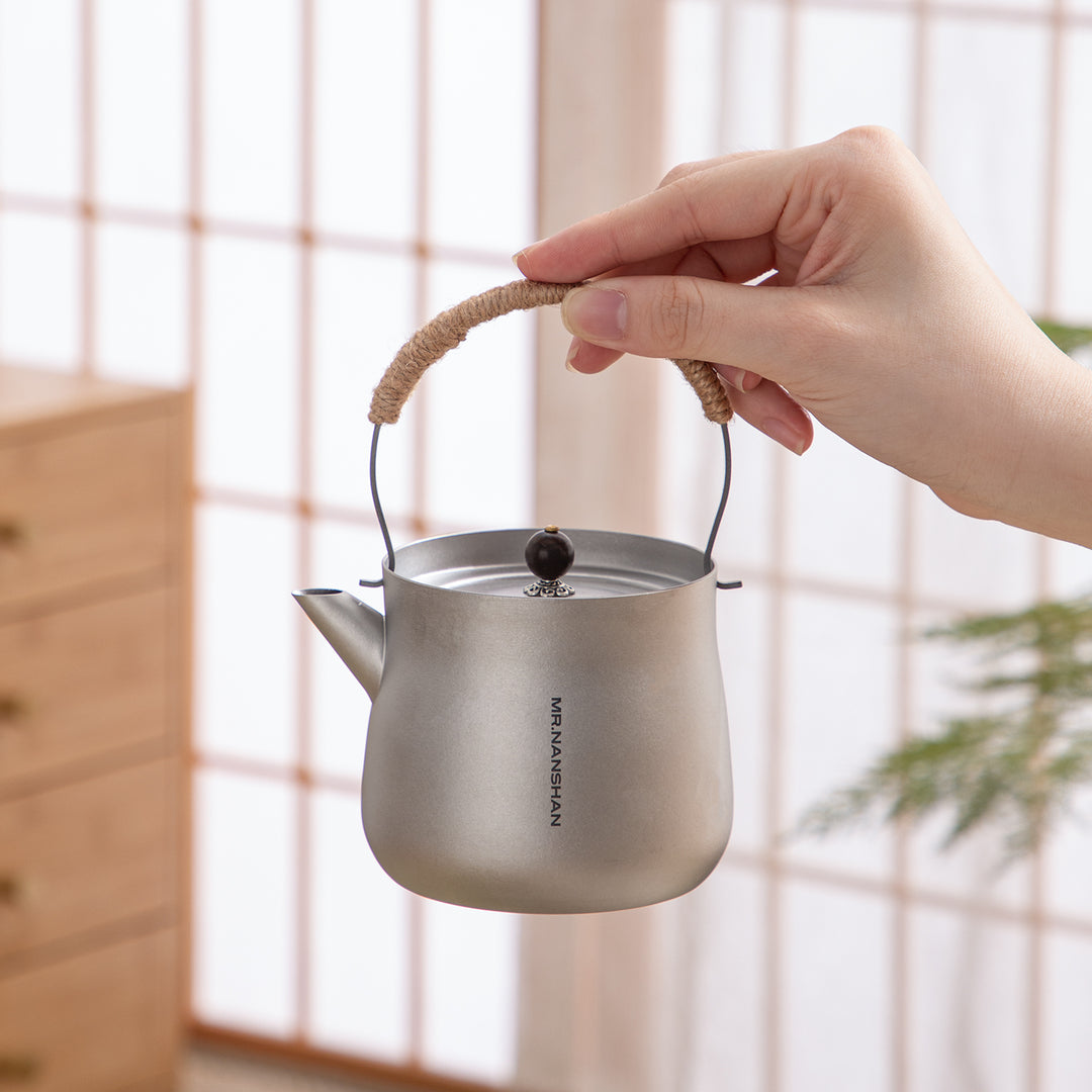 Right moment - Pure Titanium teapot with top handle