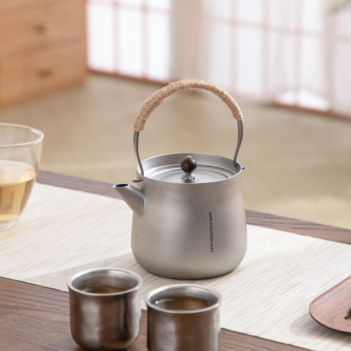 Right moment - Pure Titanium teapot with top handle