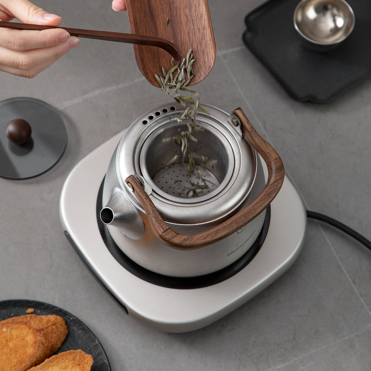Free Soul - Titanium stovetop kettle with wooden holder - Teaware Space