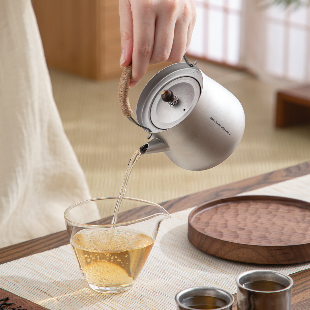 Right moment - Pure Titanium teapot with top handle