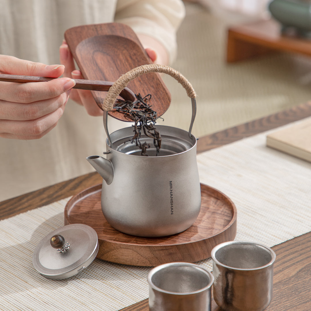 Right moment - Pure Titanium teapot with top handle
